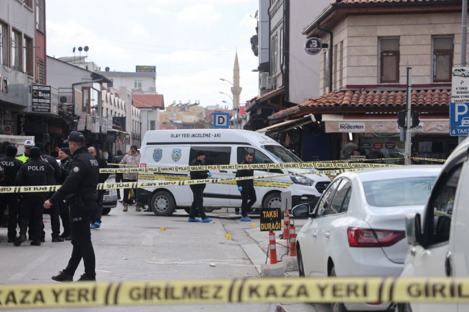  Sokak ortasında tabancayı peş peşe ateşleyerek husumetlisini vurdu