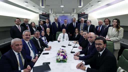 Cumhurbaşkanı Erdoğan, İtalya ziyareti dönüşü uçakta gazetecilere açıklamada bulundu ve soruları yanıtladı