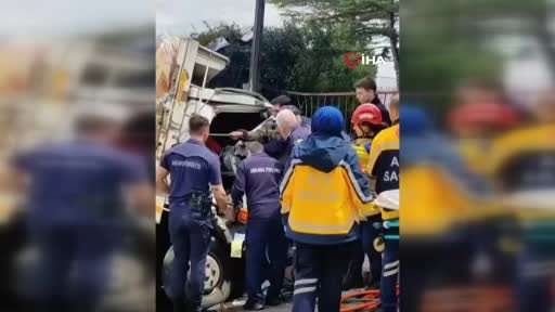 Keçiören’de freni boşalan kamyon trafoya çarptı