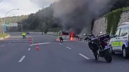Ankara’da alev topuna dönen otomobil kullanılamaz hale geldi