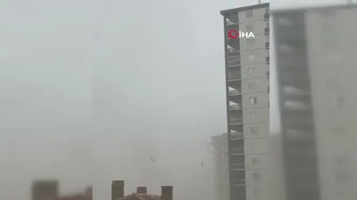 Başkent’te fırtına: Bir minareye yıldırım düştü