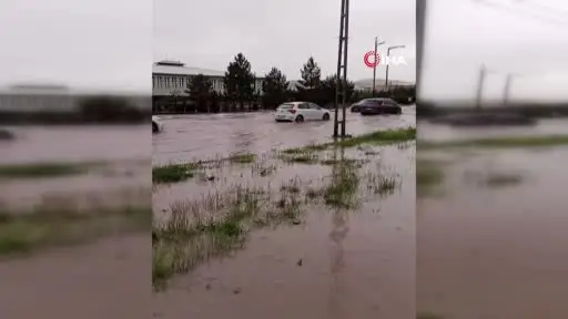 Aniden başlayan kuvvetli yağmur hayatı felç etti