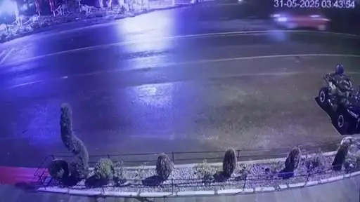 İki otomobil kafa kafaya çarpıştı: O anlar kamerada