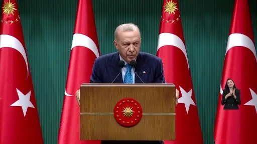 Cumhurbaşkanı Erdoğan: "Dışarıdan gelen engellemeleri zaten normal karşılıyoruz ama içeride birilerinin yapılan her işi kötüleyerek bürokraside, akademide, medyada olmadık engeller çıkartarak sabote etmeye kalkışmalarını asla unutmadık, un