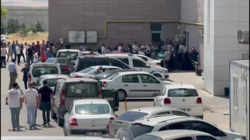 Fabrikada boru tamiri için odaya giren 5 işçi sızan gazdan zehirlendi