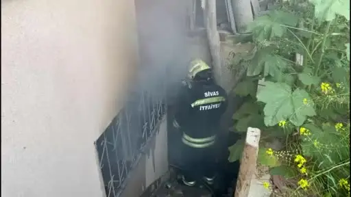 Bodrum katta çıkan yangın paniğe neden oldu, 5 kişi dumandan etkilendi