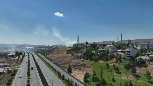 Sivas’ta atık malzemeler alev aldı, dumanı gökyüzünü kapladı