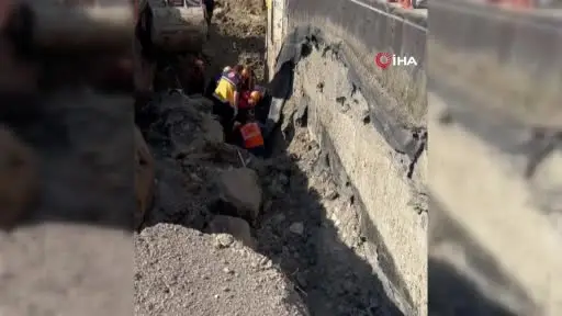 Tünel çevresinde toprak kaydı, 2 işçi göçük altında kaldı