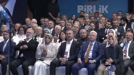 Cumhurbaşkanı Erdoğan:"  Türkiye uzun acılı sancılı, gözyaşlarıyla dolu bir sayfayı dün itibarıyla kapatmaya başlamıştır. Bugün unutmayalım, yeni bir gündür. Bugün tarihte yeni bir sayfa açılmıştır, Bugün büyük, güçlü Türkiye’nin Türkiye Y