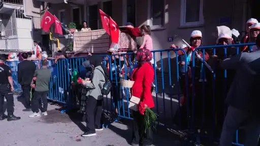 Cumhurbaşkanı Erdoğan, Kızılcahamam’da çiçeklerle karşılandı