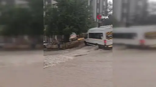 Ankara’da sağanak yağış hayatı felç etti: Bazı araçlar suya gömüldü, çöp kovaları sürüklendi