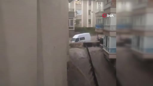 Ankara’da sel felaketi... Evin penceresini yıktı geçti, araçlar böyle sürüklendi