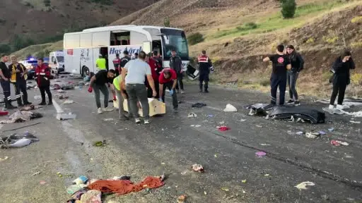 Sivas’ta yolcu otobüsü devrildi: 3 ölü, 24 yaralı