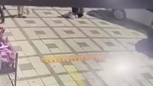 Yere eğilip poşetleriyle uğraşırken arabanın altında kaldı... O anlar kamerada