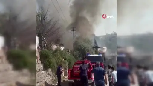 Mamak’ta gecekondu yangını binalara sıçradı