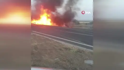 Aksaray’da yanıcı madde taşıyan tır şarampole devrildi, araçta yangın çıktı