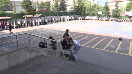 Ankara’daki bir lisede, öğrencileri son anda sınava aldılar