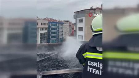 Eskişehir’de giyim mağazasının çatısında yangın çıktı