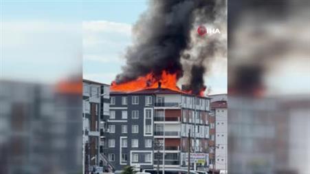 Konya’da binanın çatısı alev alev yandı