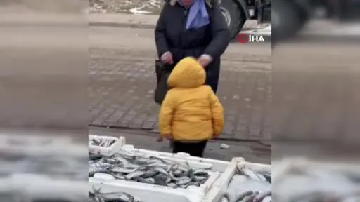 İstediği balığı alamayınca ağladı, hediye edilince sarılarak uzaklaştı