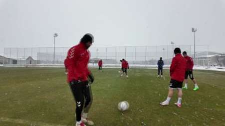 Sivasspor, yoğun kar altında idman yaptı