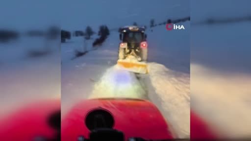 ‘Her şeyi devletten beklemek olmaz’ dedi, şarkılar eşliğinde köy yolunu açtı