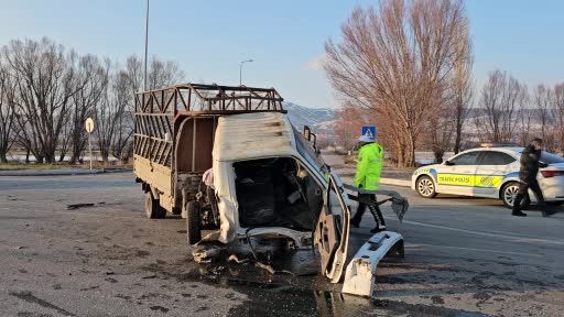 Kamyonet ile sivil polis aracı çarpıştı: 1 polis ağır yaralandı