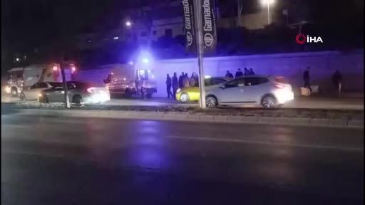 Ankara’da kontrolden çıkan otomobil kaldırımdaki elektrik panosuna çarptı: 2 yaralı