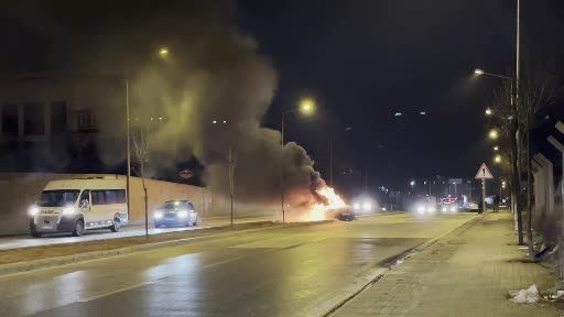 Yakıt aldıktan hemen sonra alev alan aracından atladı, canını zor kurtardı