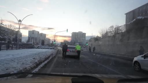 Soğuk kış gününde polislerinden iç ısıtan hareket