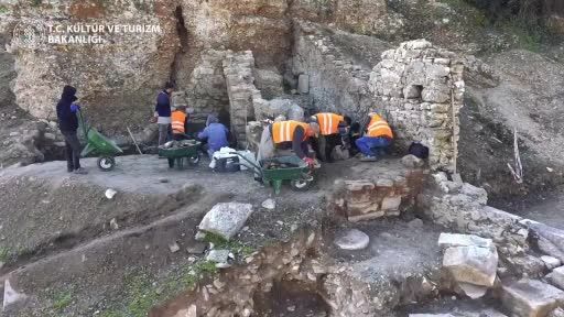 Aspendos Antik Kenti’nde yüzyıllardır gömülü kalan figürler ortaya çıktı