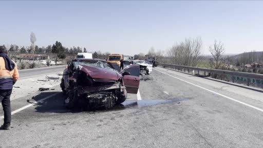 Yozgat’ta otomobiller kafa kafaya çarpıştı: 3’ü ağır 6 yaralı