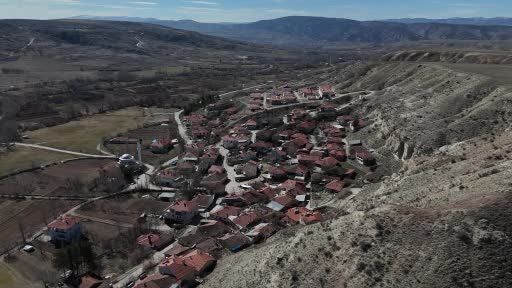 Fedakar anne: Çocuklarına bakar gibi hayvanlarını besleyip ailesine destek oluyor