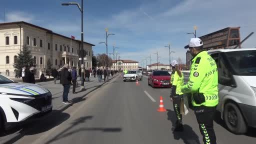 Polis tarafından durdurulunca ceza yediklerini sandılar, durum çok farlı çıktı