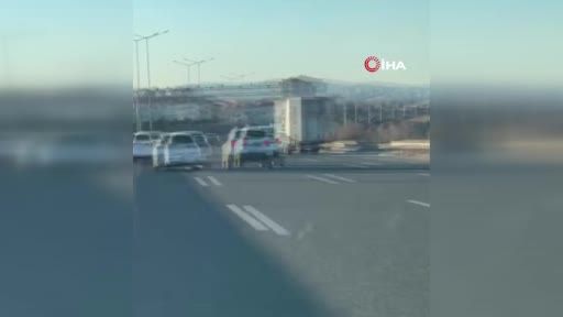 Trafikte iki sürücünün tartıştığı anlar kamerada