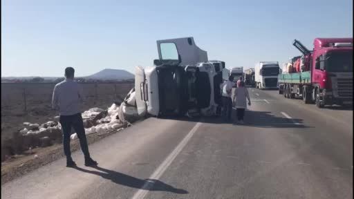 Konya’da devrilen tırın sürücüsü yaralandı