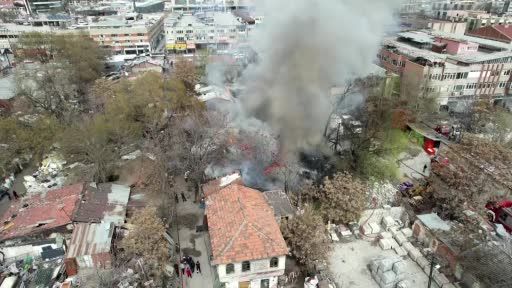 Başkentte hurda kağıt istiflenen metruk bina alev alev yandı