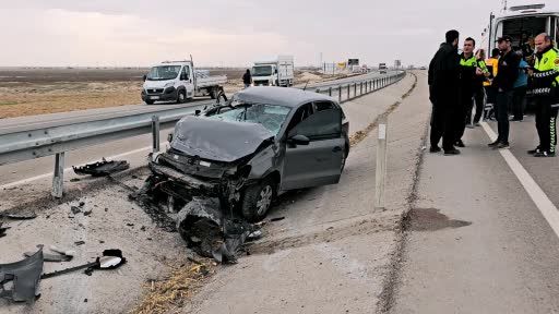 Otomobil kamyona arkadan çarptı: 3 yaralı