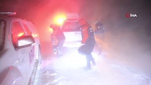 Aksaray’da yoğun kar ve tipi etkili oluyor, şehirde göz gözü görmüyor