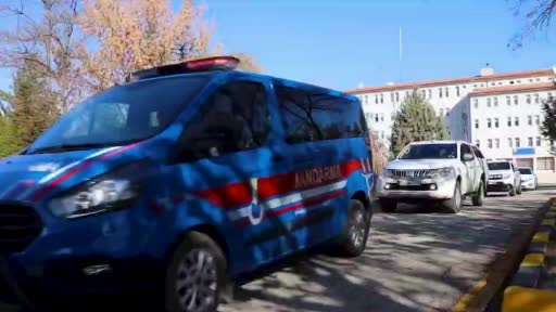 Jandarma evin her köşesini didik didik etti, nakit para ve yüzlerce uyuşturucu hap buldu