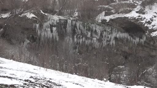 Sivas’ın soğuğu şaşırtmadı, bahar ayında şelale dondu