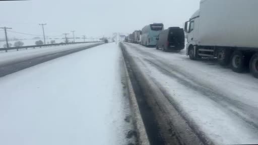 Sivas’ta yoğun kar yağışı ve tipi ulaşımda aksamalara neden oldu