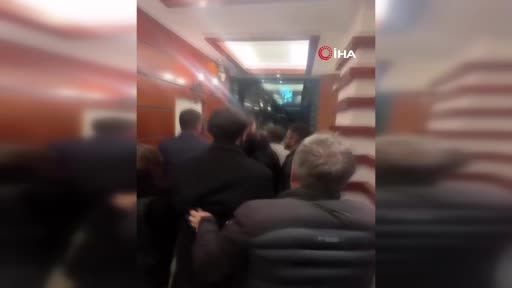 Siparişler geciktiği için gitmek isteyen müşteriye restoran çalışanlarından öldüresiye darp