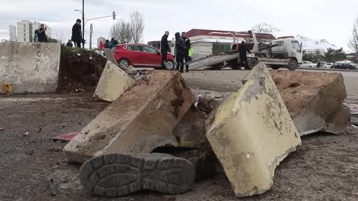 Hafif ticari araç ile otomobil çarpıştı, yoldan geçen yaya ağır yaralandı