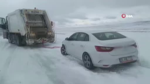 Yozgat’ta özel idare ekipleri kar mesaisini aralıksız sürdürüyor