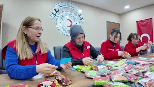 Kızılay Gönüllüleri’nin ayakkabılara bıraktığı hediyeler çocukların yüzünü güldürdü