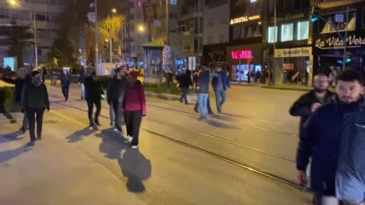 Patlayıcı madde atan ve "dağılın" ikazını dinlemeyen gruba polis ekipleri müdahale etti