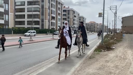 İspanya’dan at sırtında hac için yola çıkan 3 arkadaş Mevlana Müzesini ziyaret etti