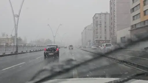 Kayseri’de kar ve şiddetli rüzgar
