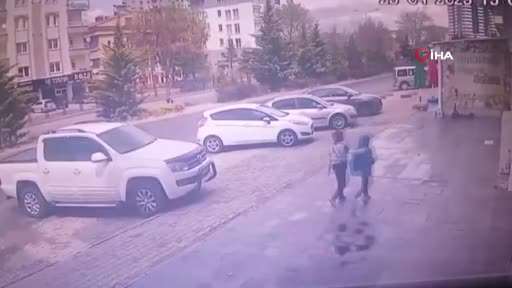 Hırsızlar önce kameralara, sonra polise yakalandı